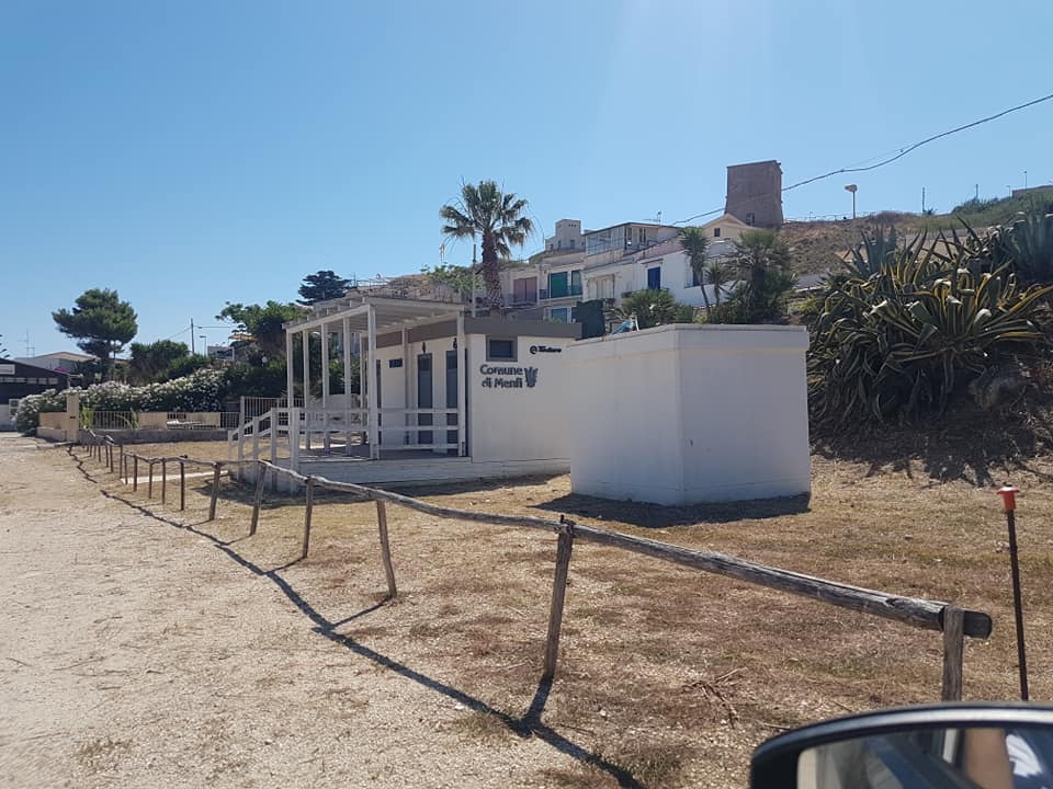 Anche quest'anno docce gratuite in spiaggia a Porto Palo di Menfi, il servizio offerto dal Comune