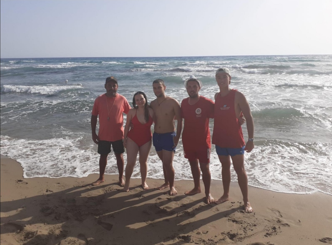 Salvataggio a Capo San Marco a Sciacca, i bagnini di due stabilimenti balneari soccorrono una coppia