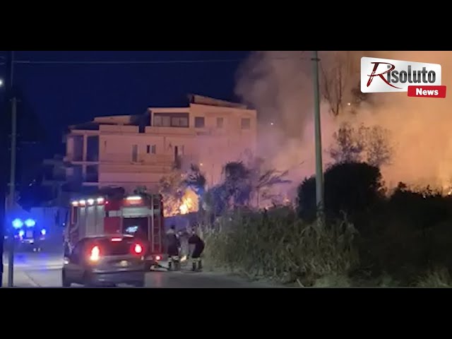 Fiamme nella notte in via Lido a Sciacca, bruciano le sterpaglie di un terreno incolto
