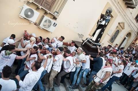Polemiche per gli assembramenti davanti al Santuario di San Calogero ad Agrigento, si dissocia un'associazione dei portatori