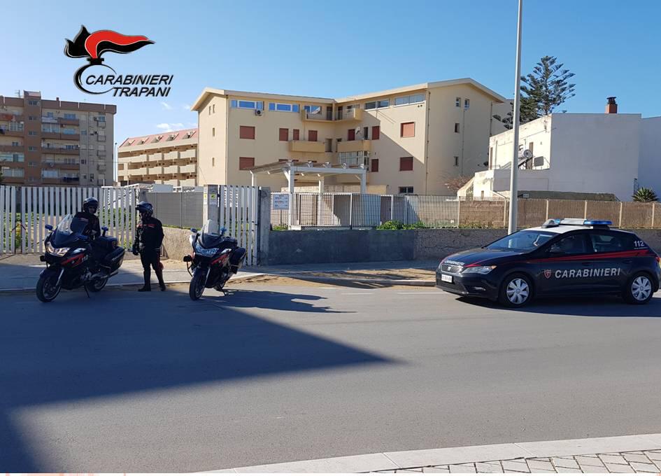 Operazione dei carabinieri a Erice, divieto di dimora per il sindaco, indagati il marito e il fratello