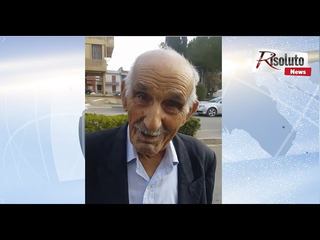 A 103 anni Ciccio Migliore di Montevago va in giro per il paese, lavora in campagna e fuma qualche sigaretta (Video)