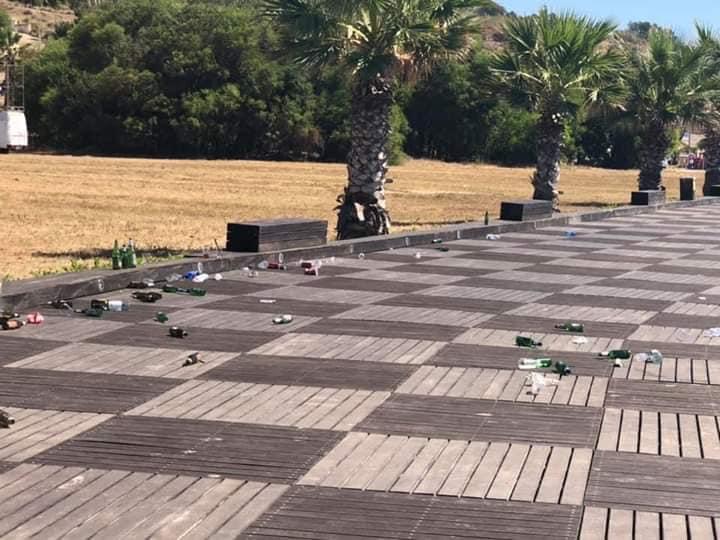 Gesti incivili a Porto Palo di Menfi, bottiglie abbandonate sulla passerella in legno