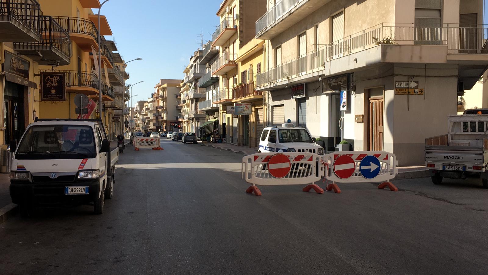 Perdita idrica rende pericoloso il transito stradale, chiusa parte di via Mazzini a Sciacca