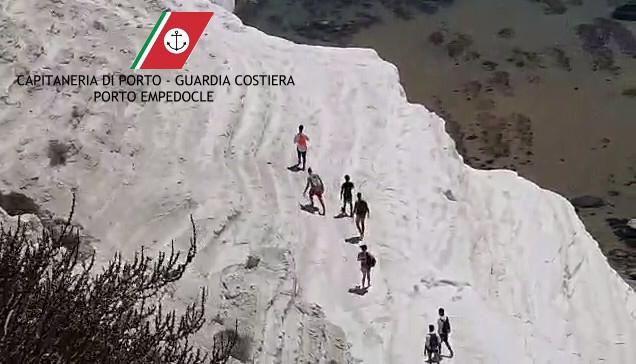 Intensificata l'attività di controllo in mare, ancora denunce per la presenza di bagnanti a Scala dei Turchi