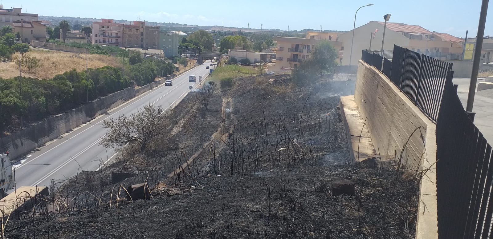 Incendio nella contrada Ferraro, bruciano diverse zone con sterpaglia
