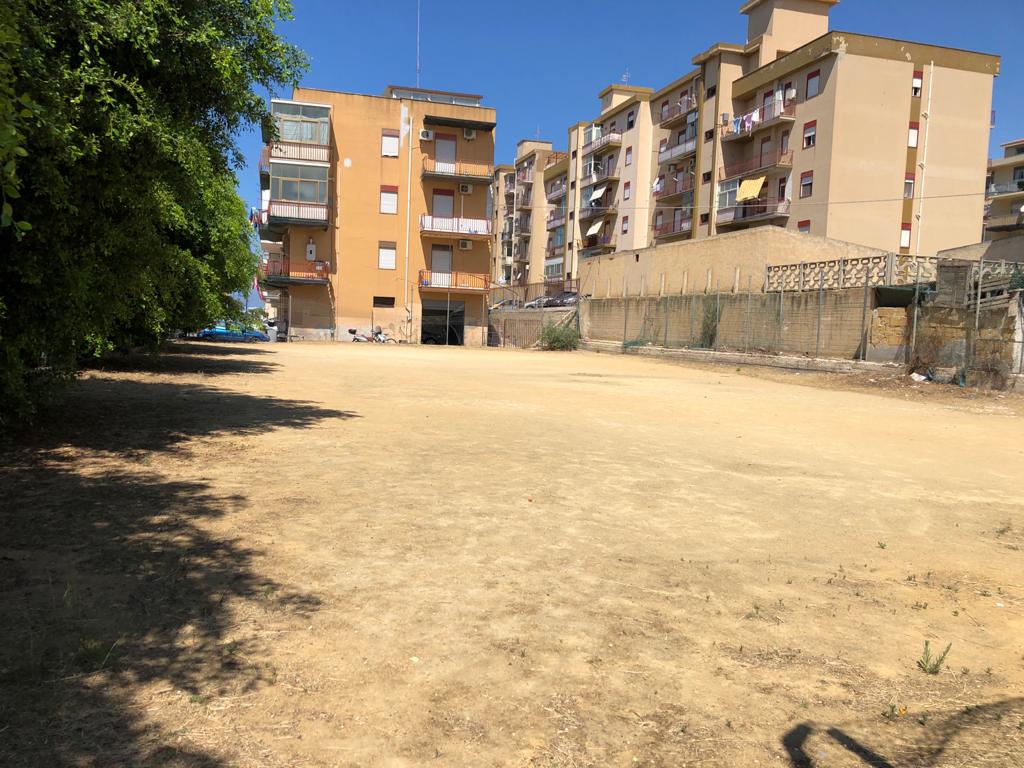 Affidati all'ex calciatore Antonio Gulino i campetti dello Iacp di via Segni, verranno presto riqualificati