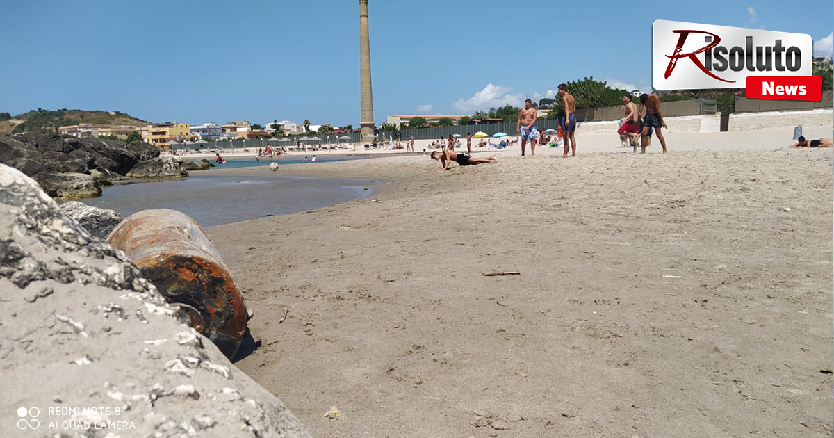 Non era un ordigno bellico, ma lo scaldabagno ritrovato resta sulla battigia