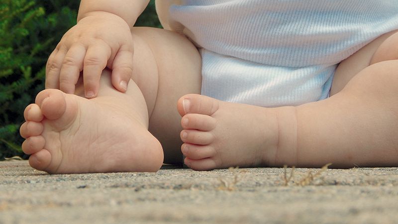 Palermo, bimba di 22 mesi piange ogni notte: i condomini diffidano i genitori