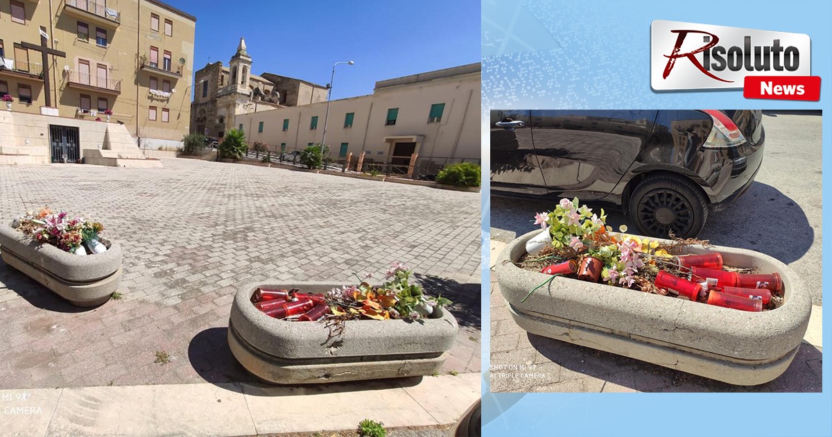Resti della pulizia del Calvario nelle aiuole di piazza Ferreri