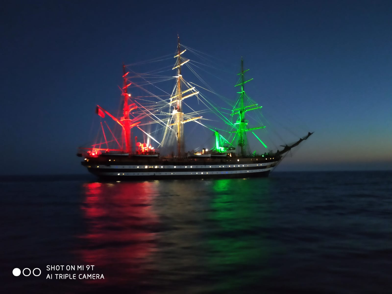 La Vespucci in navigazione a poche miglia al largo di Sciacca