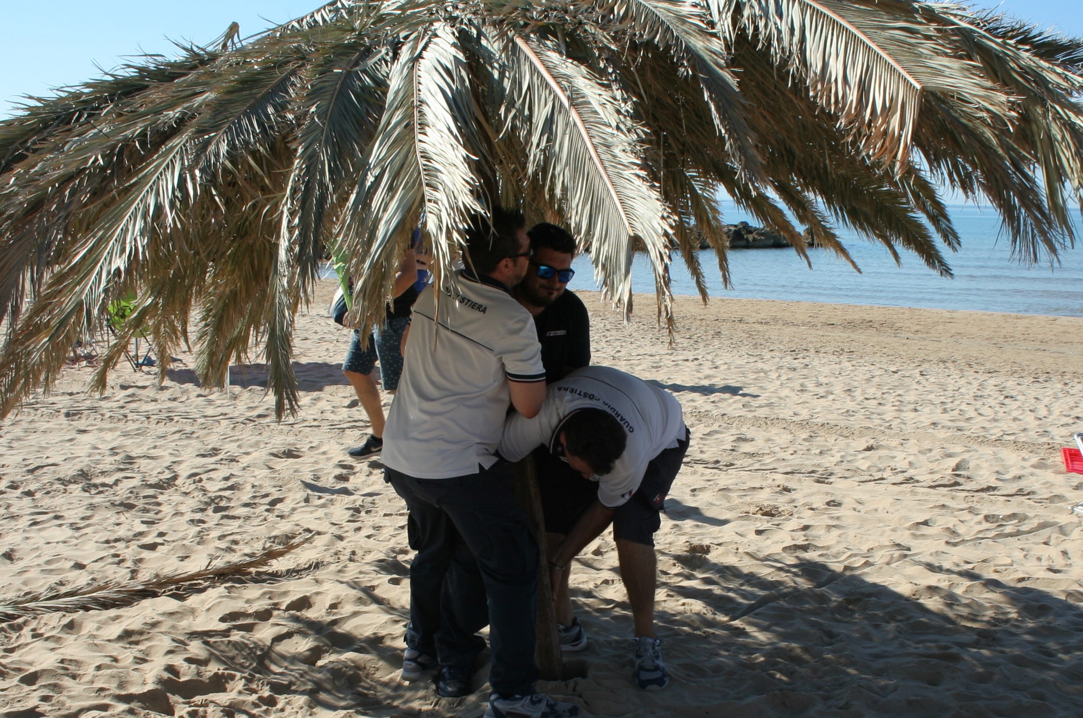 Avevano anche una base in cemento gli ombrelloni sequestrati dal Circomare a Porto Palo di Menfi