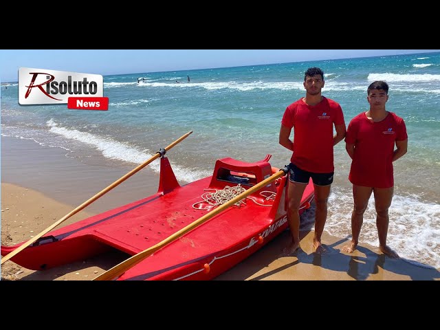 Barca a vela si capovolge a San  Giorgio, brillante intervento di due bagnini di Sciacca (Video)
