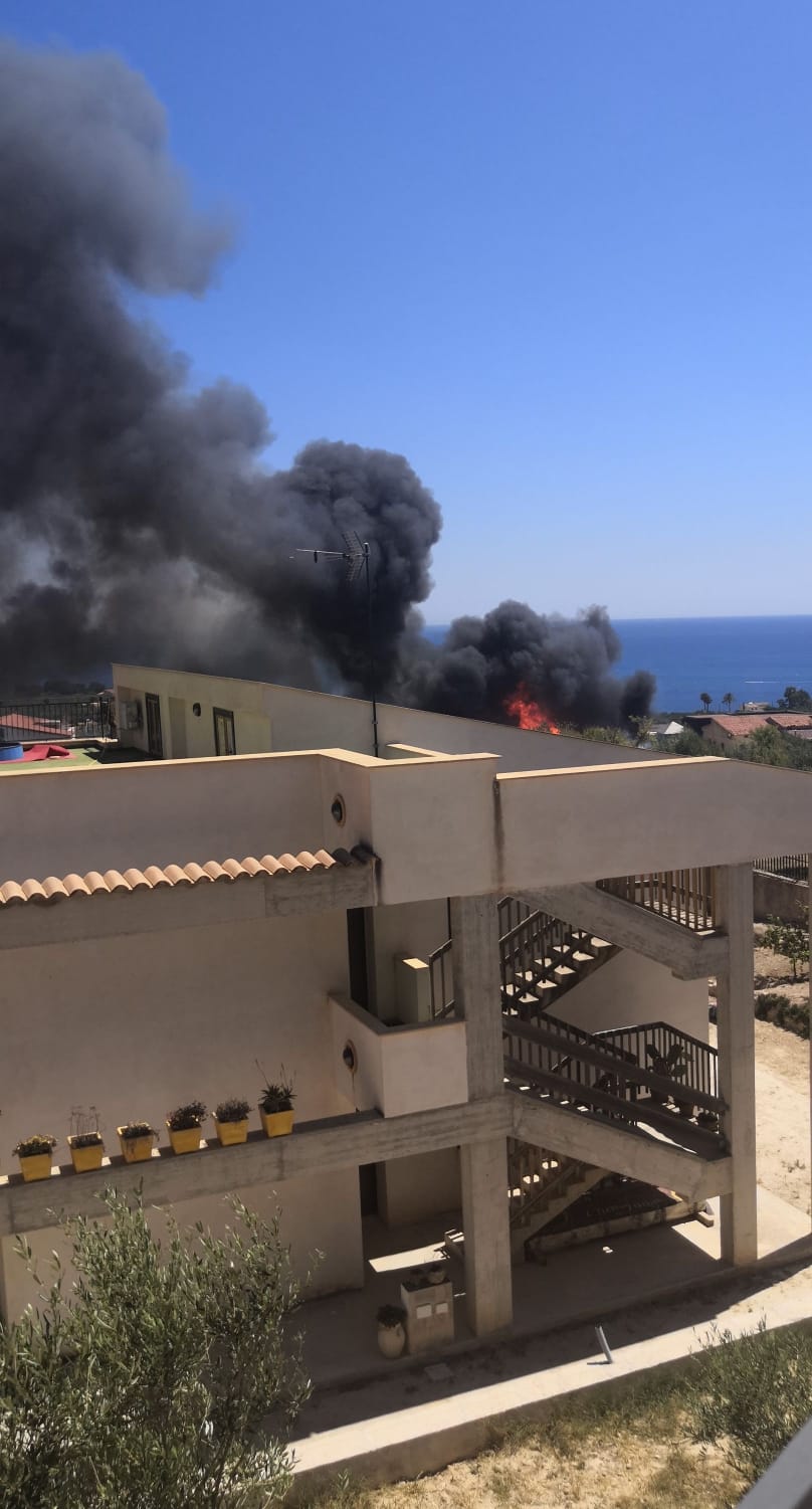 Fiamme ad alcune sterpaglie in via Ghezzi che lambiscono le abitazioni