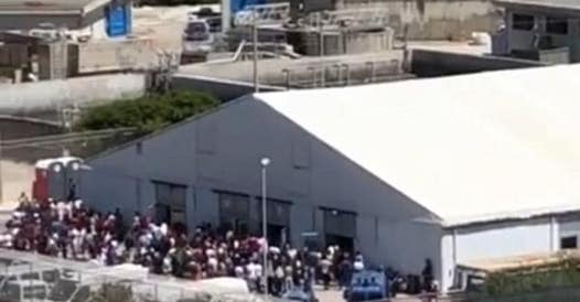 Fuggono in cento dalla tensostruttura della Protezione Civile, caos migranti anche a Porto Empedocle
