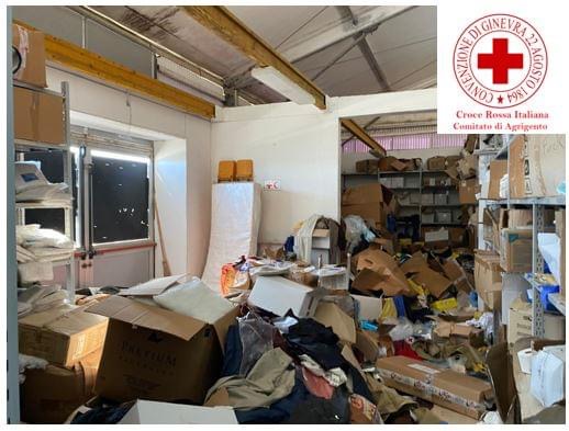 Fuga in massa di migranti dalla tensostruttura di Porto Empedocle, la Croce Rossa: “Emergenza di ordine pubblico e sanitaria”