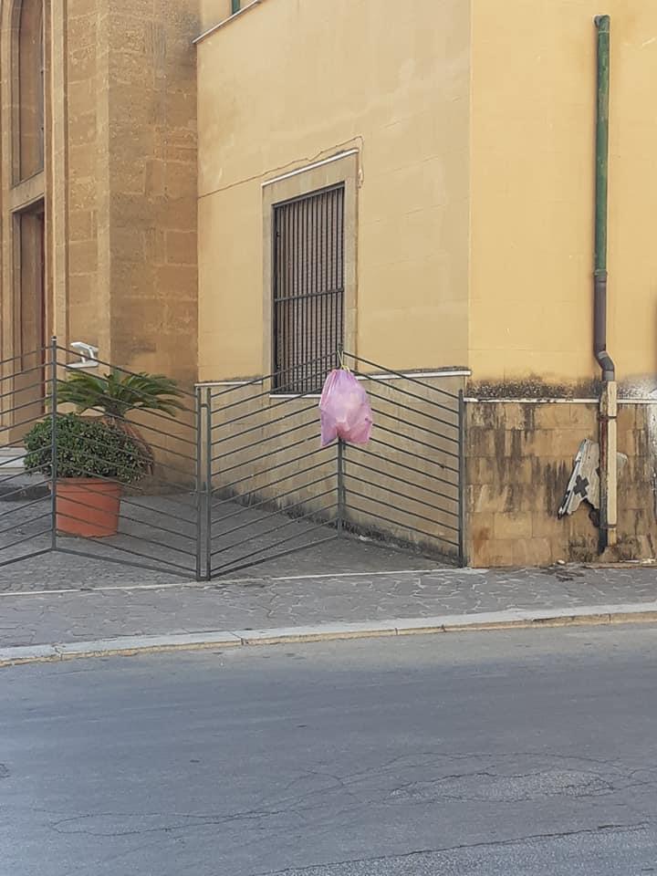 Rifiuti abbandonati davanti una chiesa a Ribera, la reazione del parroco:"Non c'è più religione"