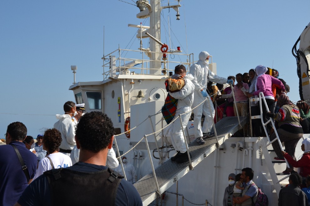 Ventotto migranti positivi al Covid alloggiano nella tensostruttura di Porto Empedocle, il sindaco:"Situazione grave"