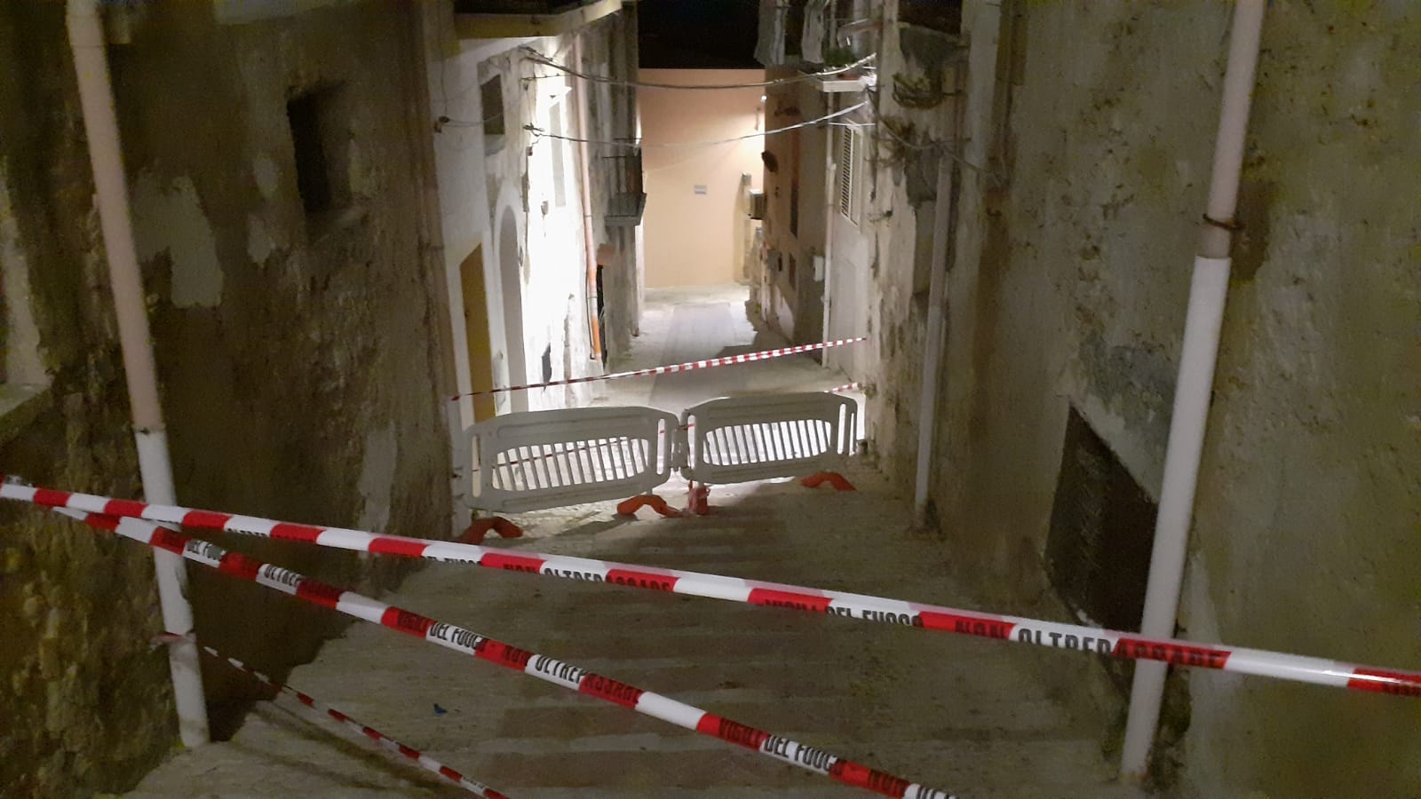 Altra casa pericolante nel quartiere di San Leonardo a Sciacca, collocate transenne per evitare il passaggio pedonale