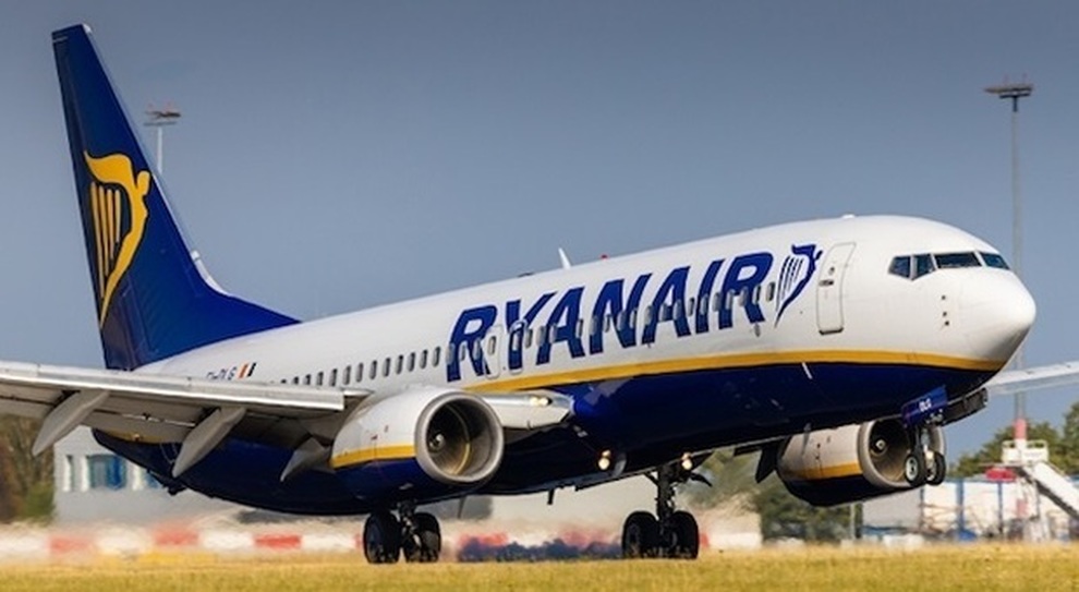 Febbre e mal di testa su un volo Rayanair Milano Catania, attivato il biocontenimento per un' hostess