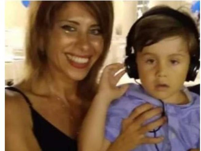 Mamma e figlio spariscono nel nulla dopo incidente sulla Messina - Palermo, ritrovati in macchina la borsa della donna e lo zainetto del piccolo