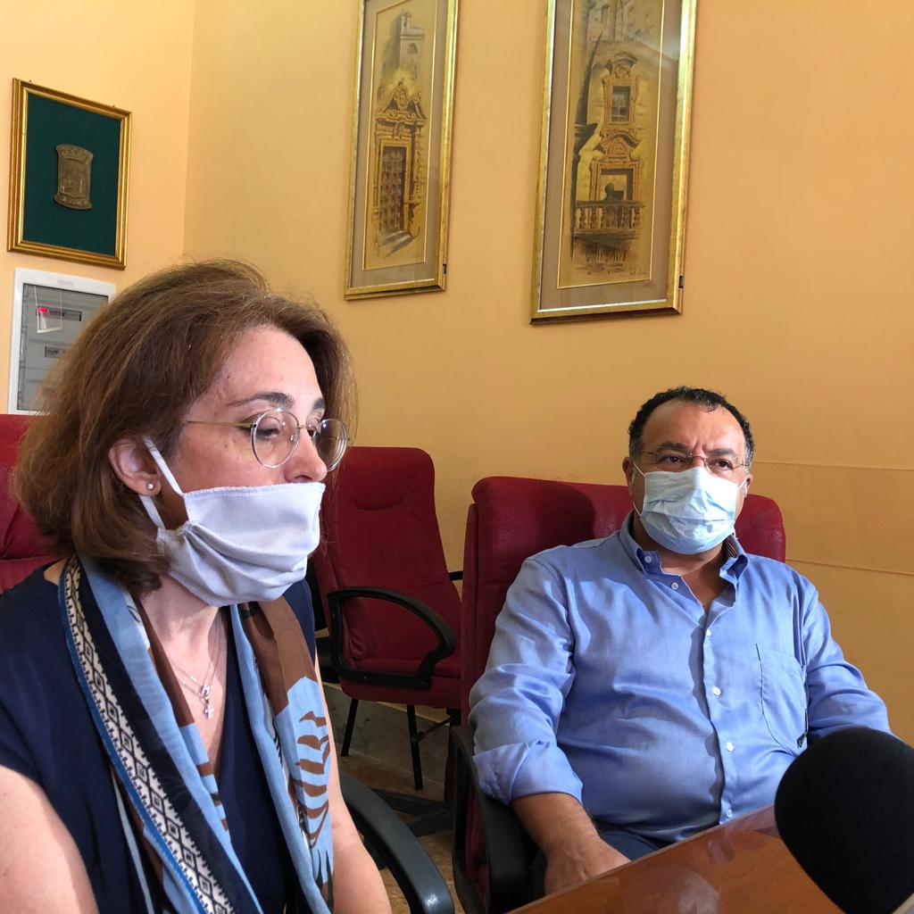 Rifiuti a Sciacca, la sindaca in conferenza stampa:"Abbandonati a noi stessi"