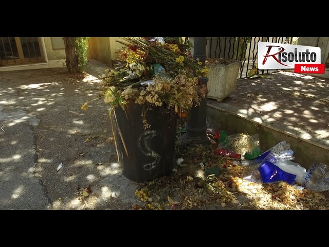 Plastica, fiori secchi e rifiuti, il cimitero di Sciacca curato da due soli operai comunali che non riescono a gestirlo (video)