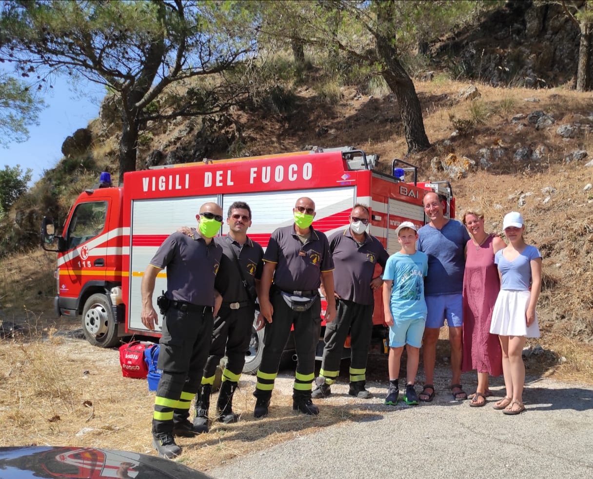 Famiglia tedesca in vacanza resta con l'auto incastrata nei sassi in una strada tortuosa di Caltabellotta, recuperata e liberata dai vigili del fuoco di Sciacca