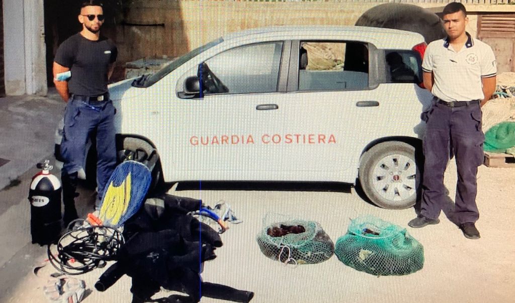 Sequestrati 350 ricci al Lido Salus di Sciacca, multa per un uomo di 39 anni e per un ragazzo di 15