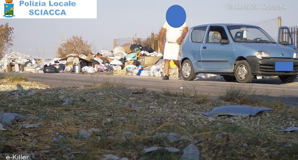 Ecco le prime immagini degli incivili dei rifiuti, fioccano le multe della polizia municipale grazie alle due nuove videocamere.