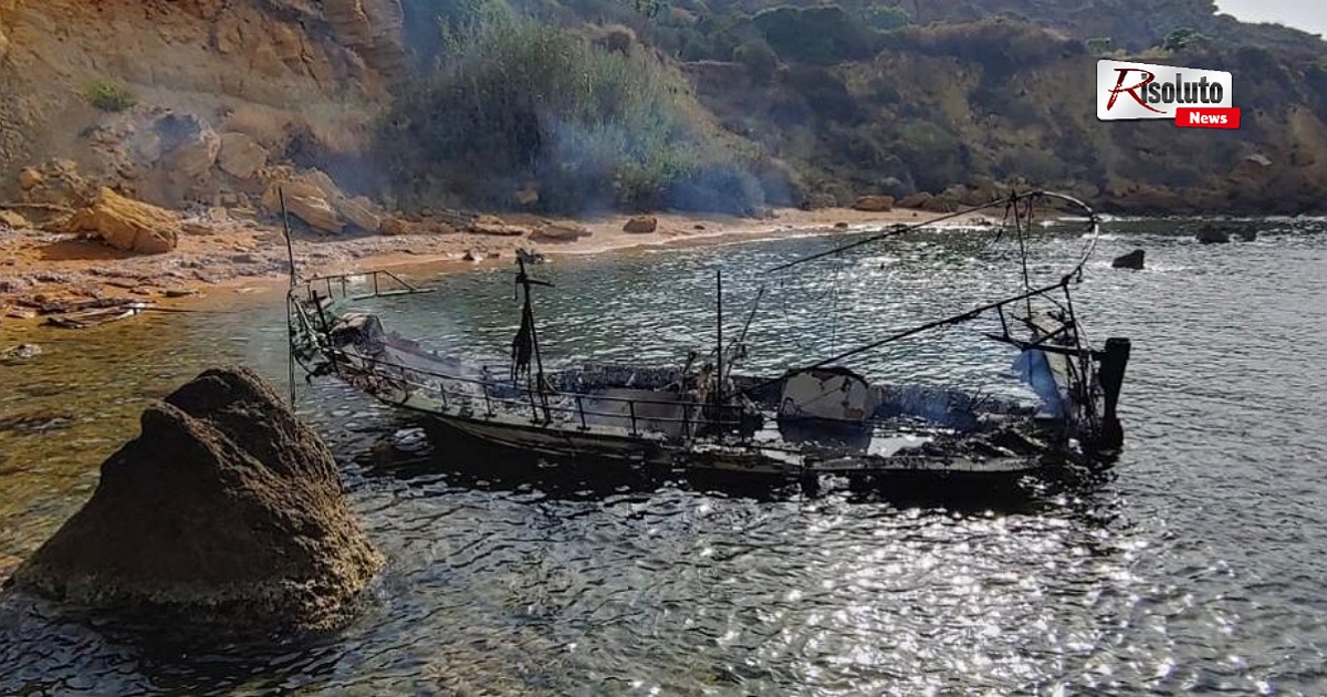 Barca bruciata sbarco