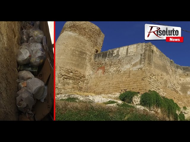 Rifiuti abbandonati in una fessura della piazzetta di via Luna di fronte le mura dell'antico castello di Sciacca