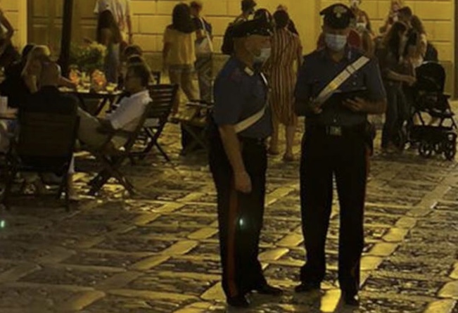 Si rifiutano di indossare la mascherina e scatta la sanzione di 400 euro da parte dei carabinieri