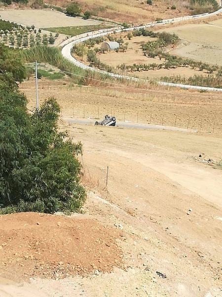 Un'auto si ribalta a Menfi, illeso il conducente