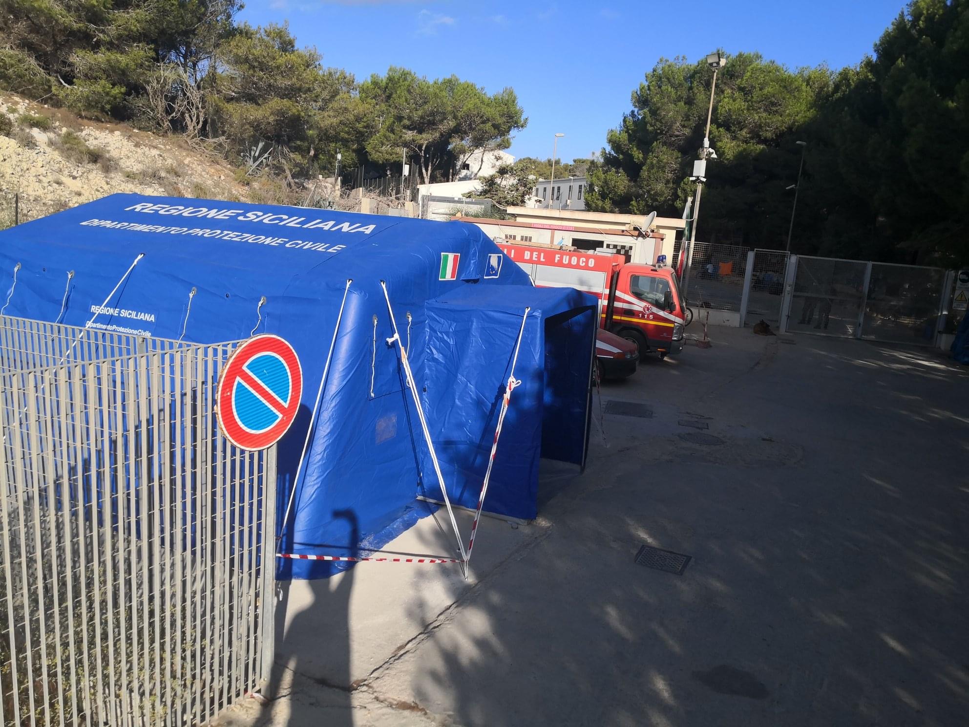 I volontari di Protezione Civile di Sambuca installano due tende presso il poliambulatorio e l’hotspot di Lampedusa