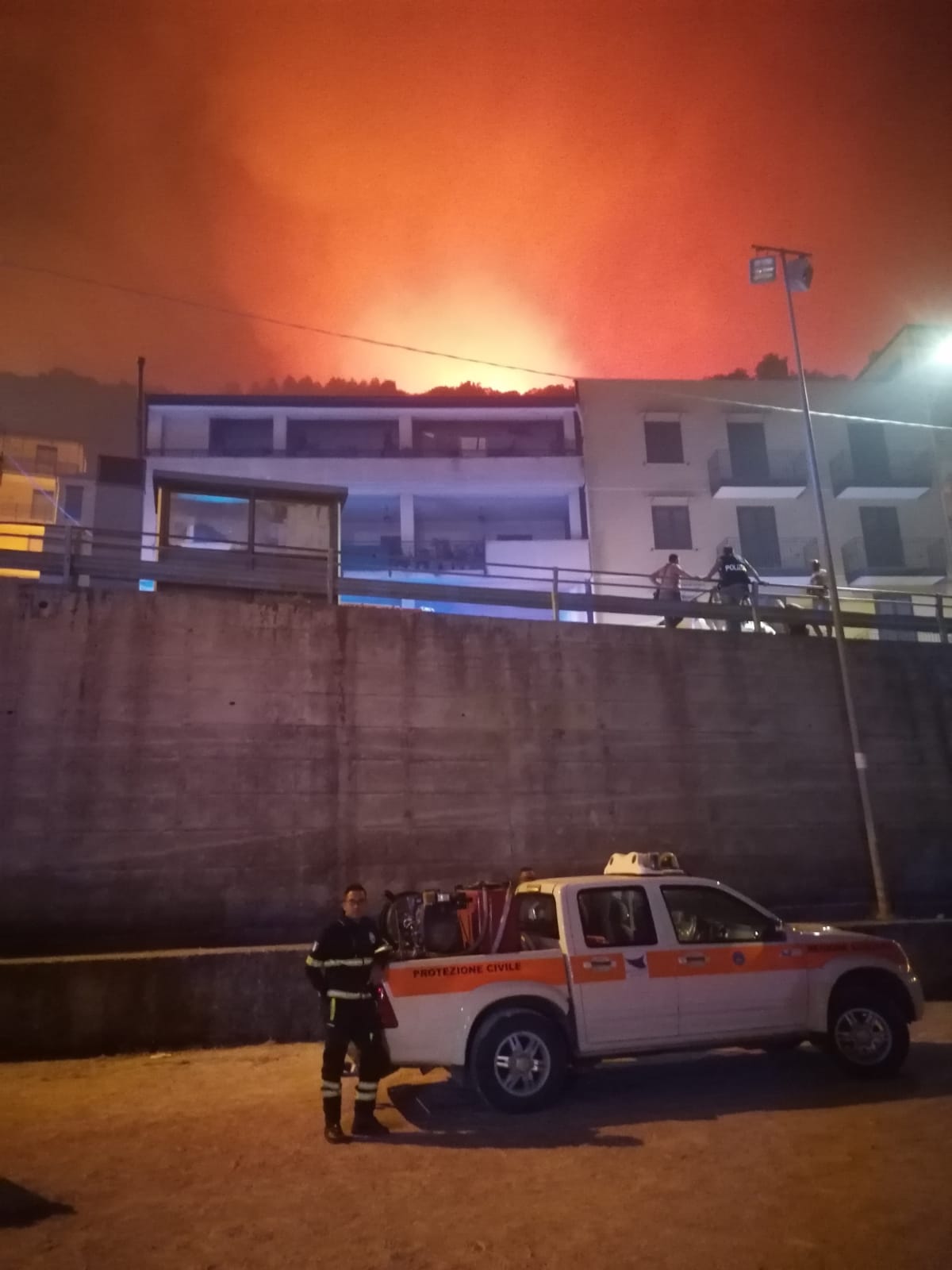 Incendio ad Alfofonte con centinaia di case evacuate, in azione anche i Vigili del fuoco in congedo di Sciacca