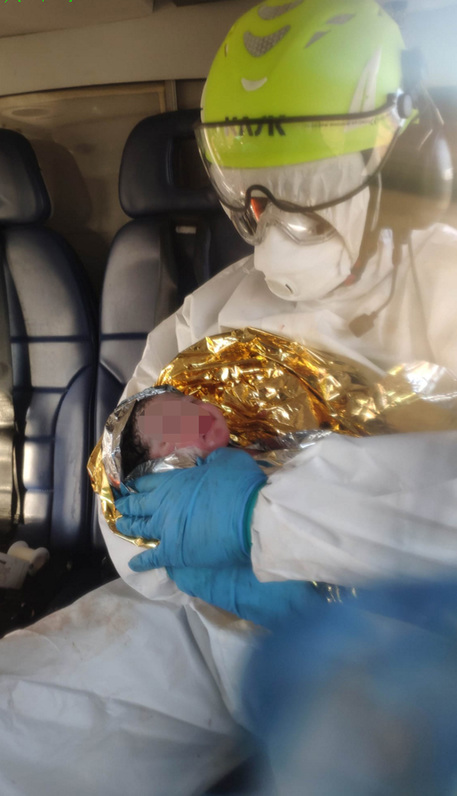 Nasce nei cieli di Sciacca bimbo di mamma migrante positiva al Covid, era a bordo dell'elisoccorso  da Lampedusa a Palermo