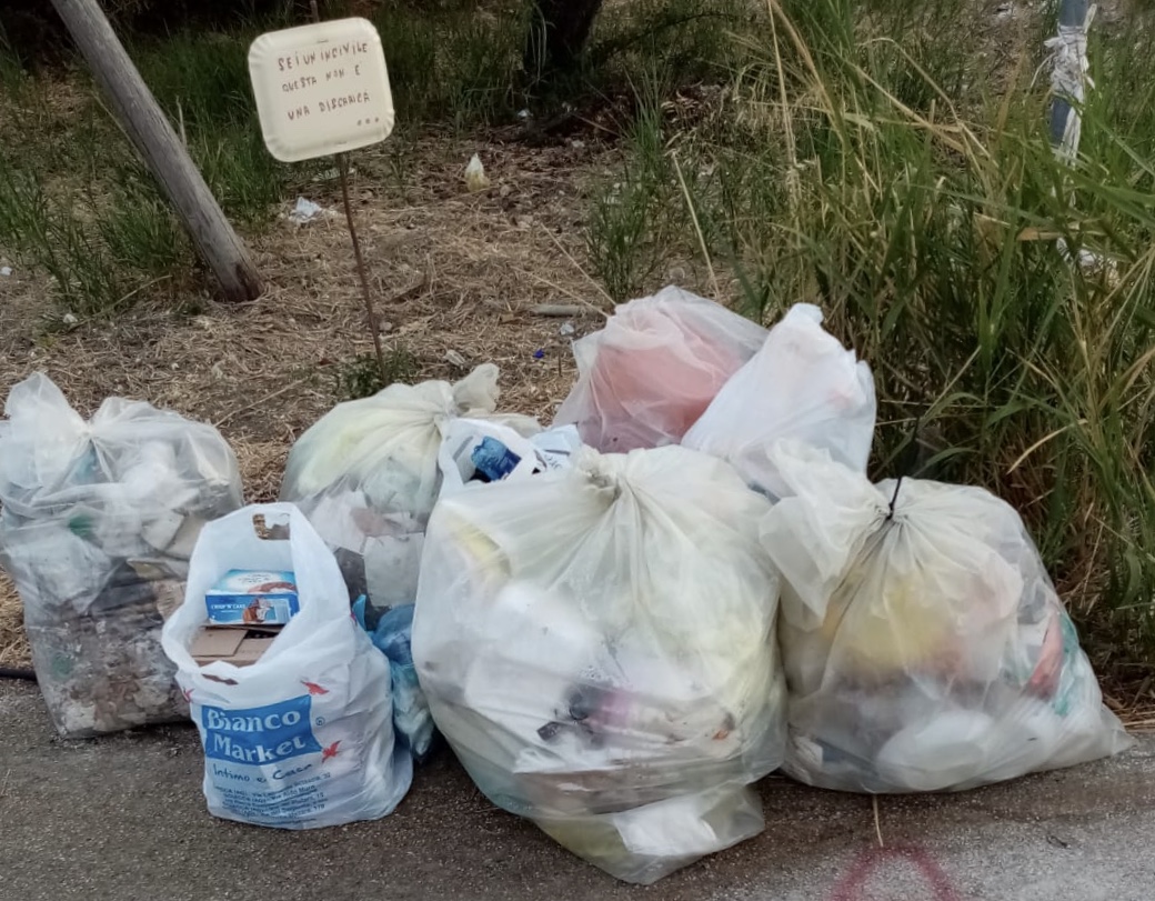 In contrada San Calogero rivolta contro gli incivili che abbandonano i rifiuti per strada