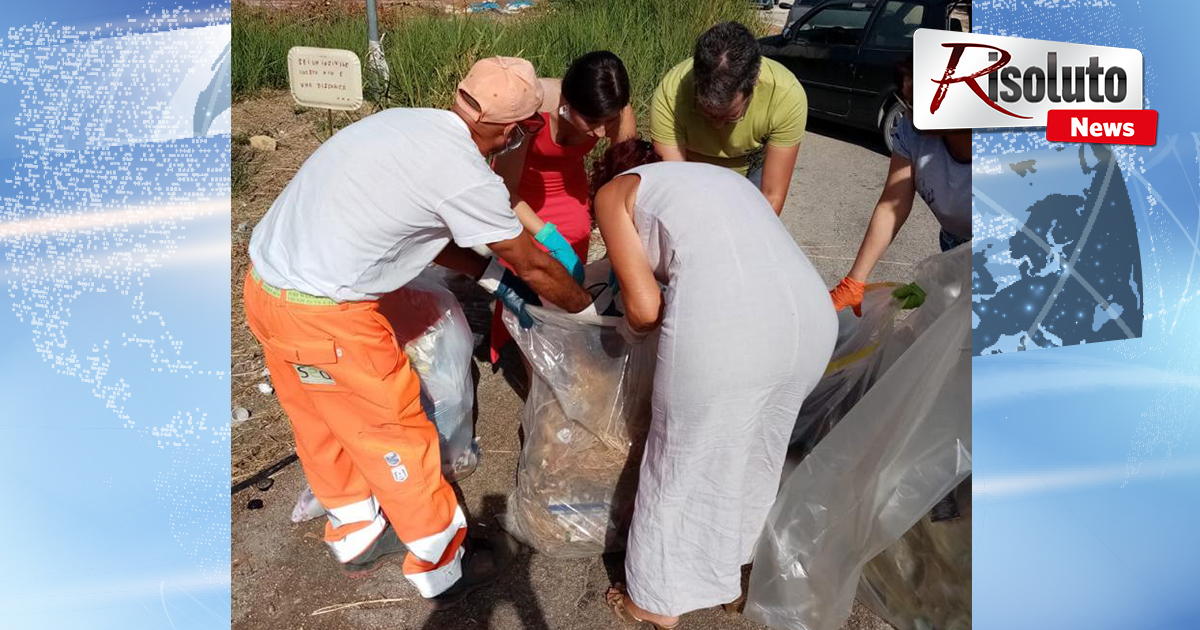 Dalla contrada San Calogero di Sciacca un altro schiaffo agli incivili, residenti raccolgono i rifiuti per strada e aiutano gli addetti al servizio