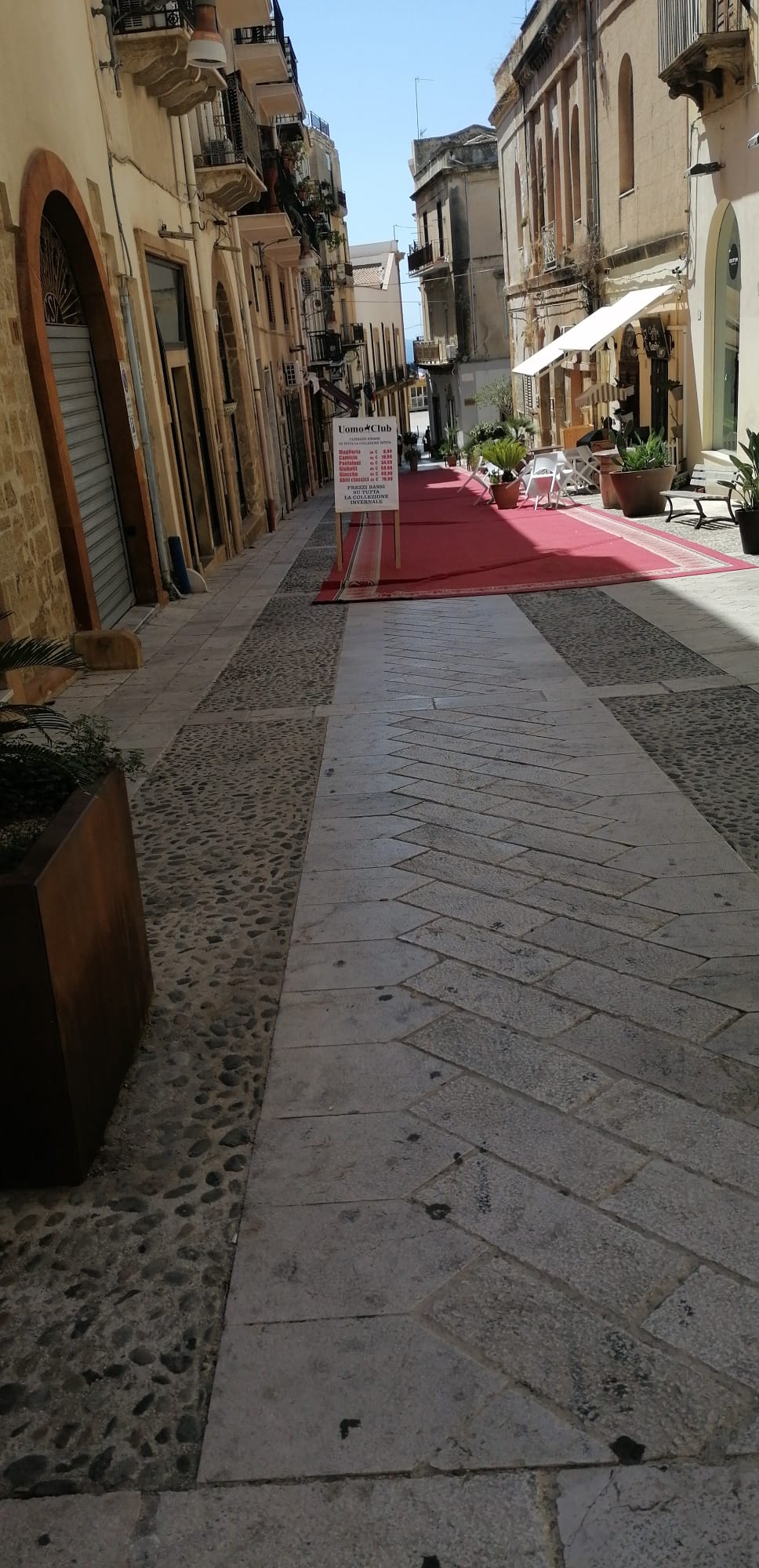 Tappeti D&G via Garibaldi e piazza Duomo, sporchi e stropicciati adesso occorre riporli