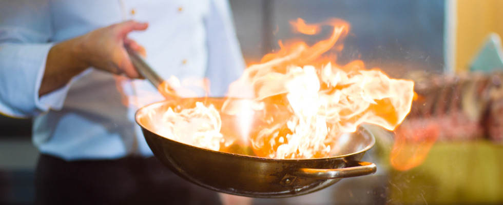 Sposa entra in sala dopo il matrimonio e viene investita  sul volto dal flambè di benvenuto
