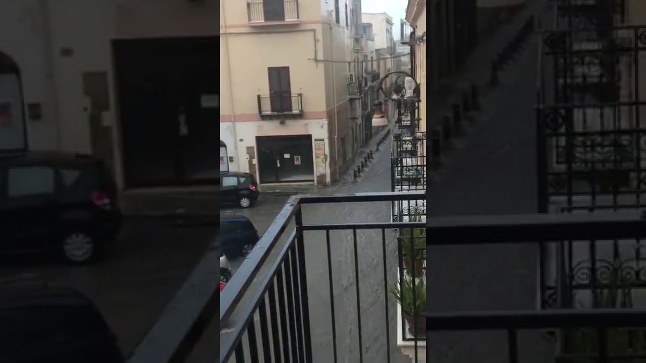 Primo nubifragio su Sciacca e primi allagamenti, albero caduto su auto in sosta alla Perriera (Video)