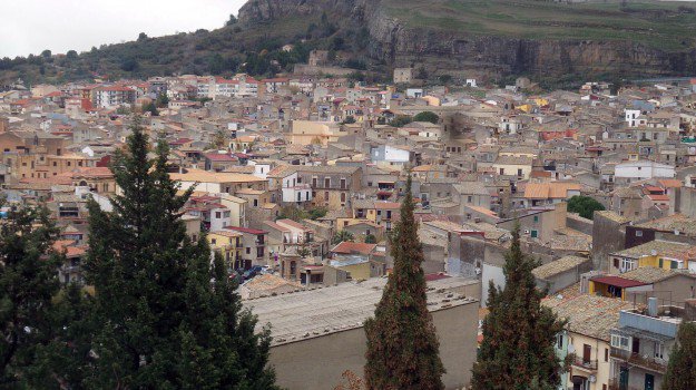Cinque positivi ad un matrimonio a Corleone, il sindaco chiude le scuole, pub e bar