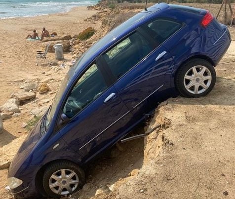 Parcheggia l'auto e la ritrova sulla spiaggia a Cipollazzo di Menfi