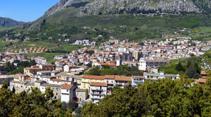 Primo caso di Covid a Piana degli Albanesi e il sindaco chiude le scuole