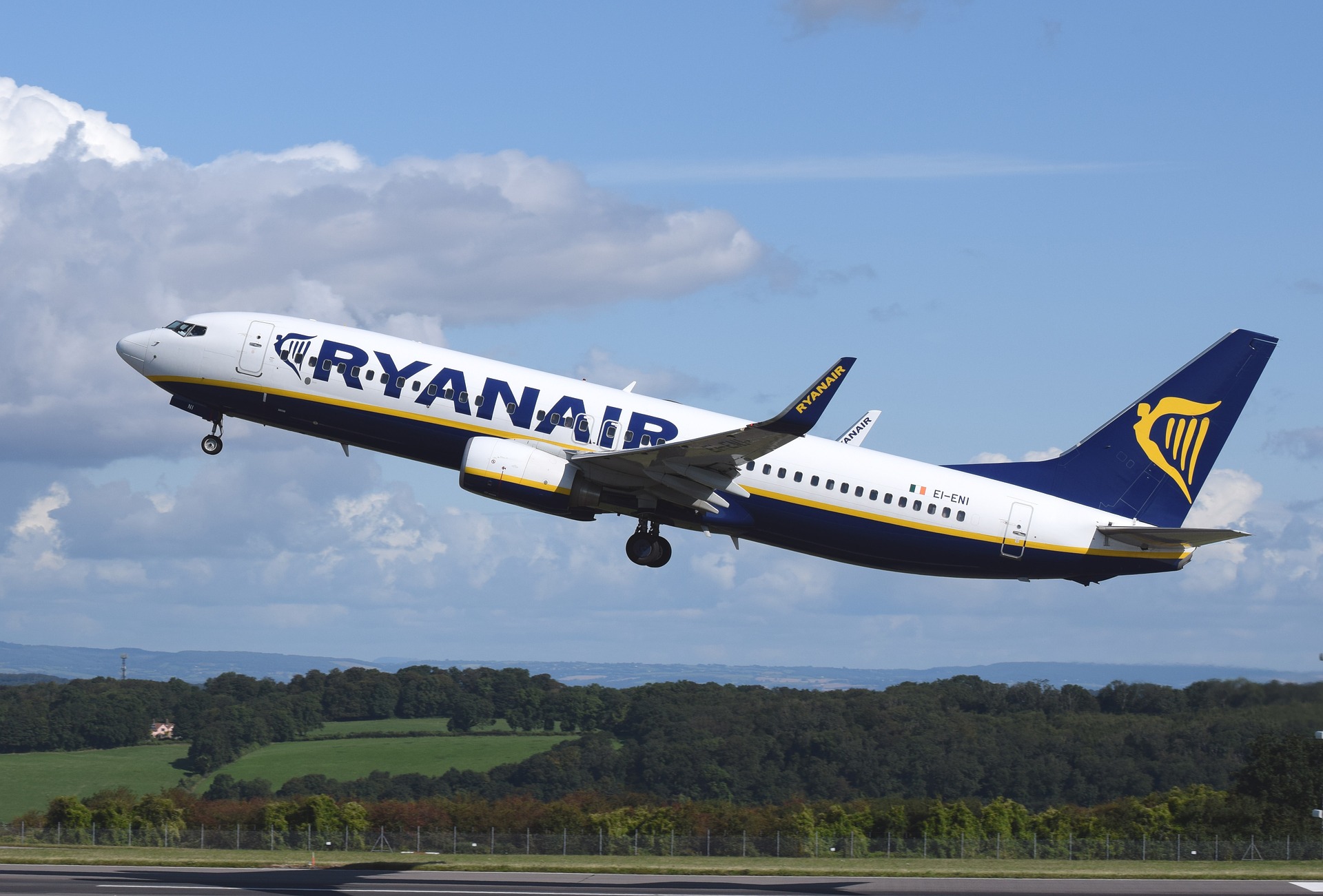 Covid, un positivo sul volo Ryanair Malpensa-Catania, l'Asp di Enna:"Chi era su quell'aereo ci contatti"