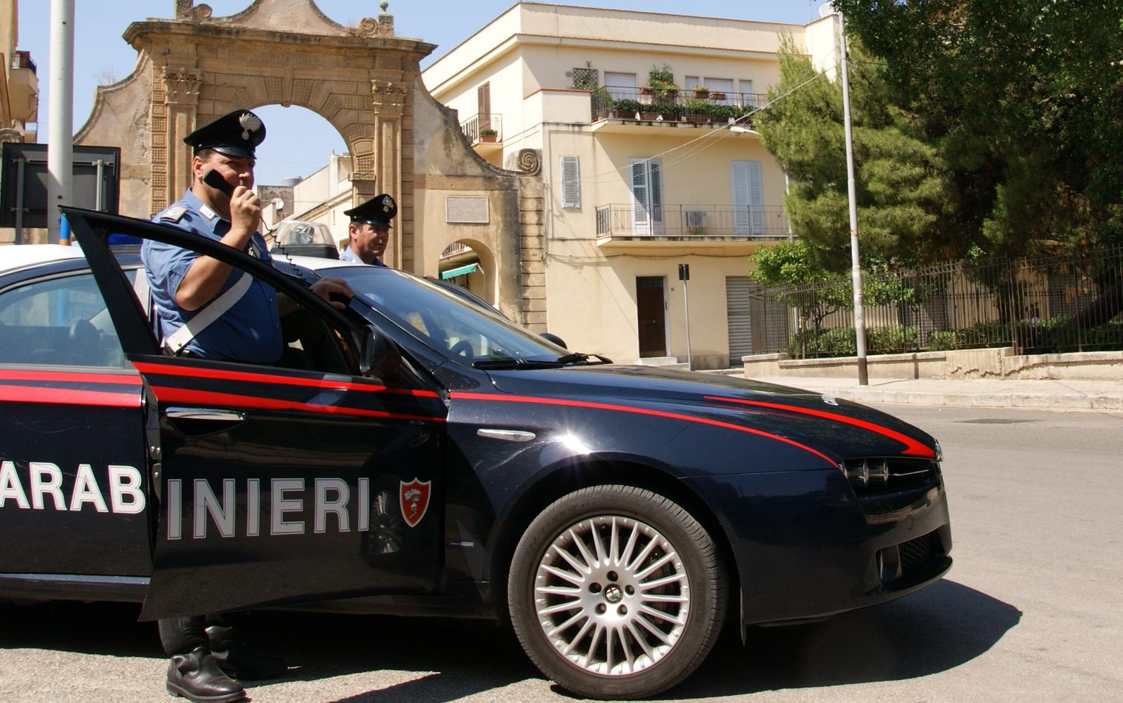Castelvetrano: lancia pietre e vetro contro i carabinieri, arrestato uomo di 43 anni