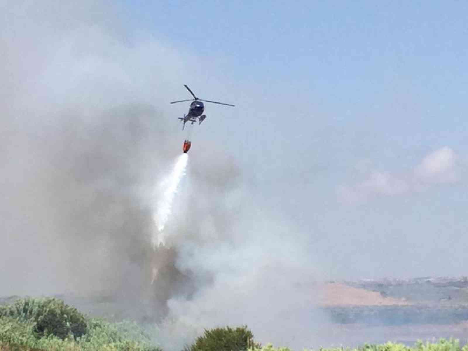 Incendio al Parco Archeologico di Selinunte, interviene anche un canadair