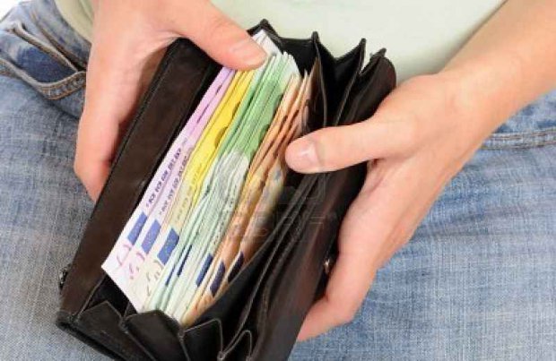 Trova a terra un portafogli con quasi due mila euro, giovane disoccupata lo consegna ai carabinieri