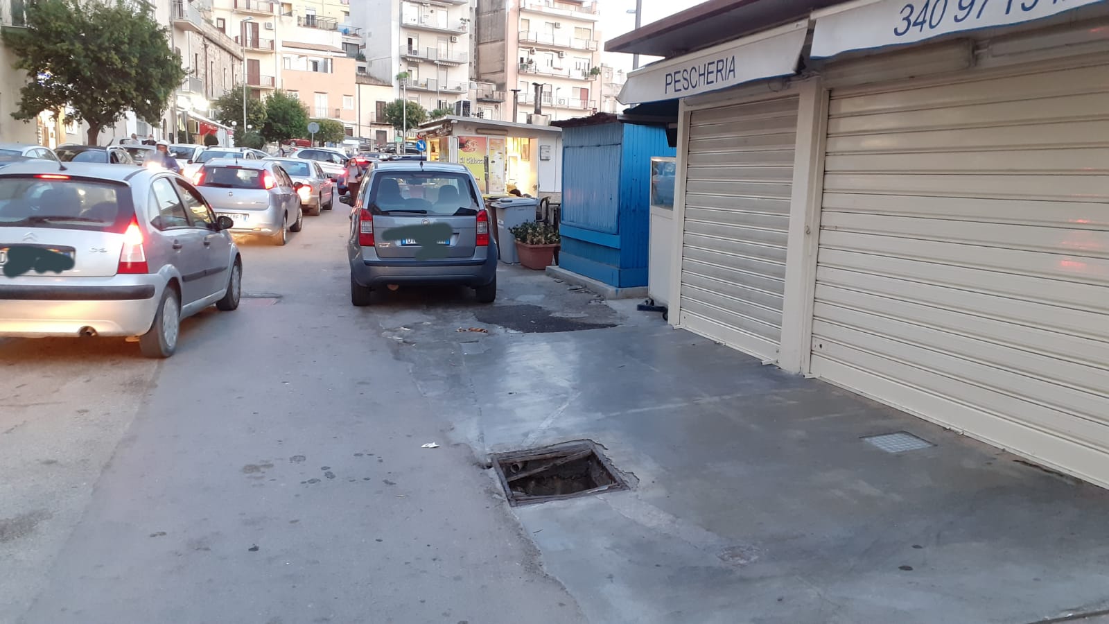 Cede la grata di scolo di un  tombino in via Cappuccini, un uomo in ospedale